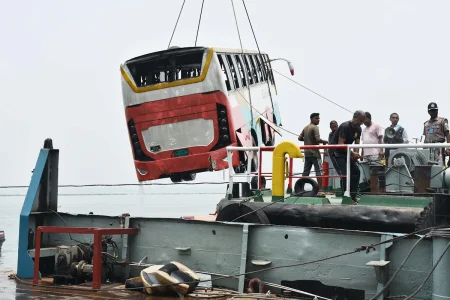পদ্মায় ডুবে যাওয়া বাসটির ফিটনেস, ট্যাক্স টোকেন ও রুট পারমিটের মেয়াদ ছিল শেষ ফিটনেস