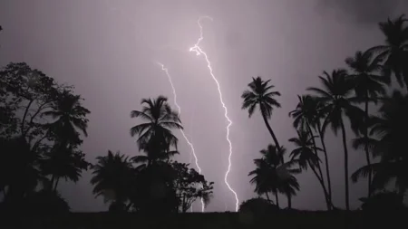 বজ্রসহ বৃষ্টি