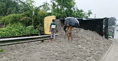 রেললাইনে বালুভর্তি ট্রাক উল্টে কুড়িগ্রামের রেল যোগাযোগ বন্ধ বন্ধ