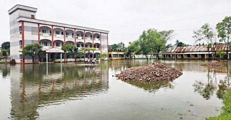 সামান্য বৃষ্টিতেই তলিয়ে যায় বিদ্যালয় মাঠ, থমকে যায় শিক্ষার পরিবেশ বৃষ্টি