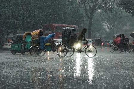 ঢাকাসহ দেশের ১২ অঞ্চলে ঝড়-বৃষ্টির আভাস, নদীবন্দরে সতর্ক সংকেত বৃষ্টি