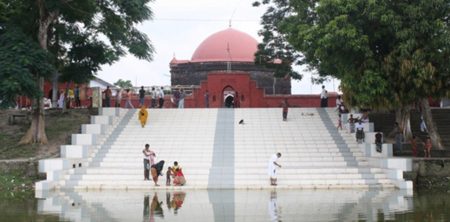 খানজাহান আলীর মাজারে কুমিরে টেনে নেওয়া শিশুর মরদেহ উদ্ধার করল স্থানীয়রা মরদেহ