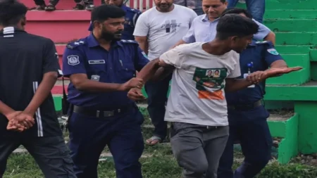 যুবককে আটক