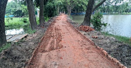 শাহরাস্তিতে ১২ বছর পর সড়ক সংস্কার শুরু, উঠেছে অনিয়মের অভিযোগ সংস্কার