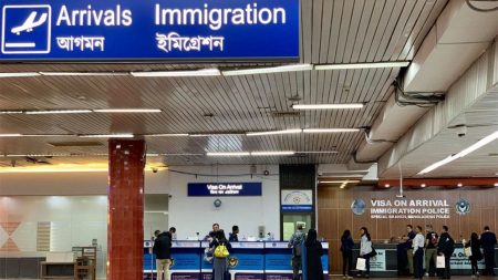 বোর্ডিং গেটে ৫ জন ধরার খবরে পালালেন ৭১ যাত্রী ৭১ যাত্রী
