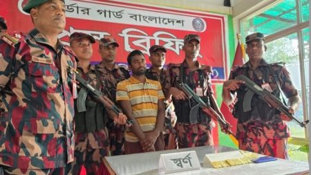২ কোটি ২৮ লাখ টাকার স্বর্ণের বারসহ কারবারি আটক JoypurHat