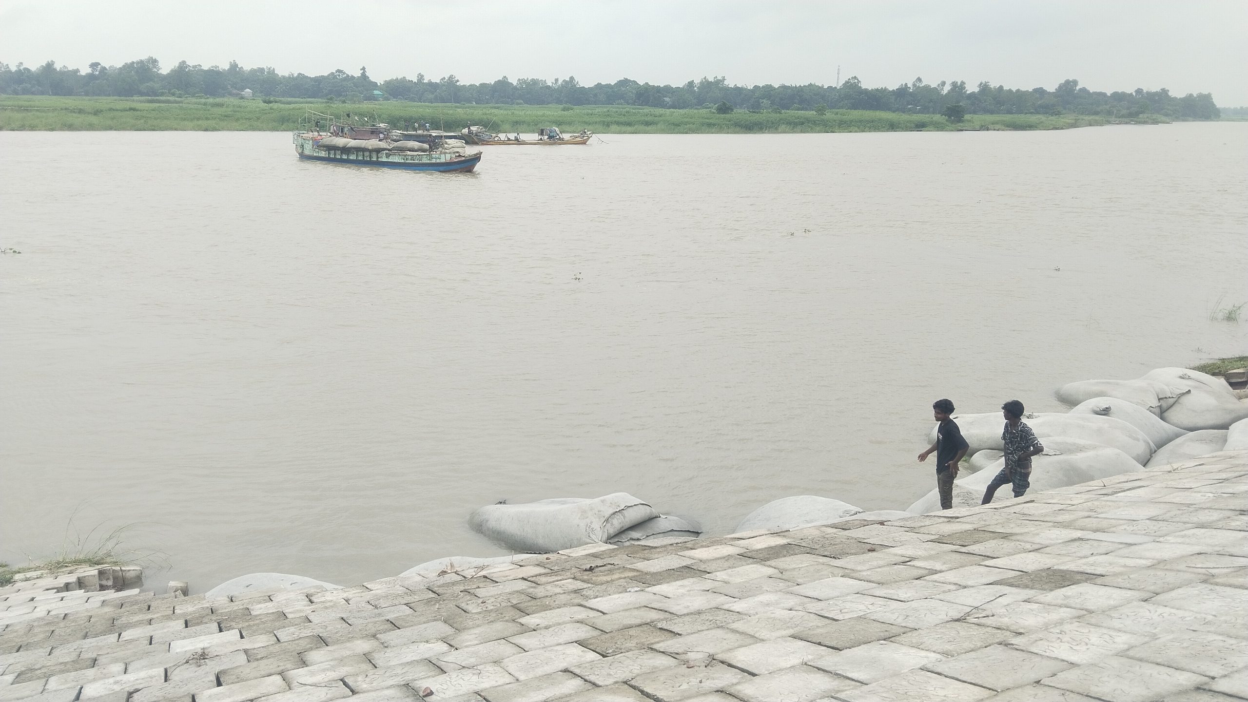ভাঙনের ১০০ মিটার দূরে ড্রেজার বসিয়ে সেই বালুতেই বাঁধ মেরামত