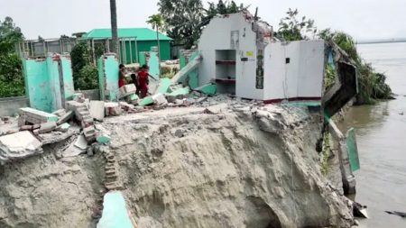 যমুনা গিলছে ঘরবাড়ি, ঝুঁকিতে হাজারও পরিবার Nadi