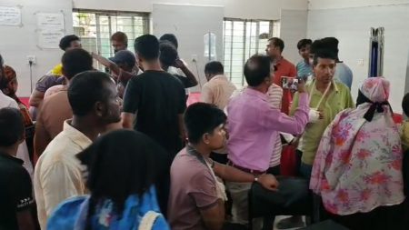 আসামি ধরতে গেলে ৩ পুলিশসহ চারজনকে কুপিয়ে জখম Nganj