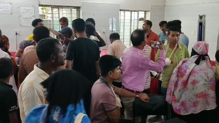আসামি ধরতে গেলে ৩ পুলিশসহ চারজনকে কুপিয়ে জখম