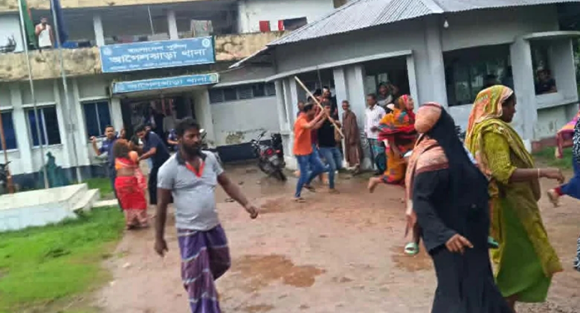 থানায় হামলা