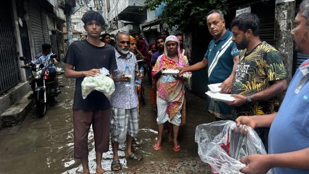 নিকুঞ্জে পানিবন্দি মানুষের মাঝে খিচুড়ি বিতরণ করলো স্বপ্ন নিয়ে ফাউন্ডেশন পানিবন্দি মানুষের মাঝে খিচুড়ি বিতরণ