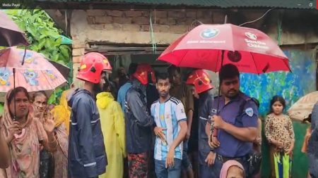 মাটিচাপা পড়ে নারী