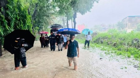 ভারী বর্ষণে চট্টগ্রাম-কক্সবাজার ট্রেন চলাচল বন্ধ, পরিদর্শনে প্রতিমন্ত্রী ctg-flood