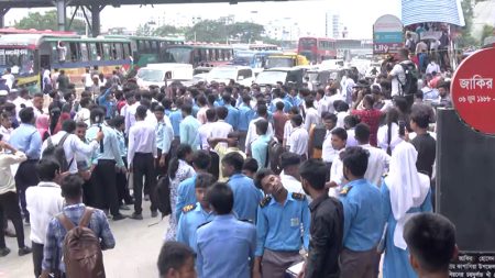 উত্তরায় শিক্ষার্থীদের সড়ক অবরোধ, রাস্তার দুইপাশে যানজট শিক্ষার্থীদের সড়ক অবরোধ