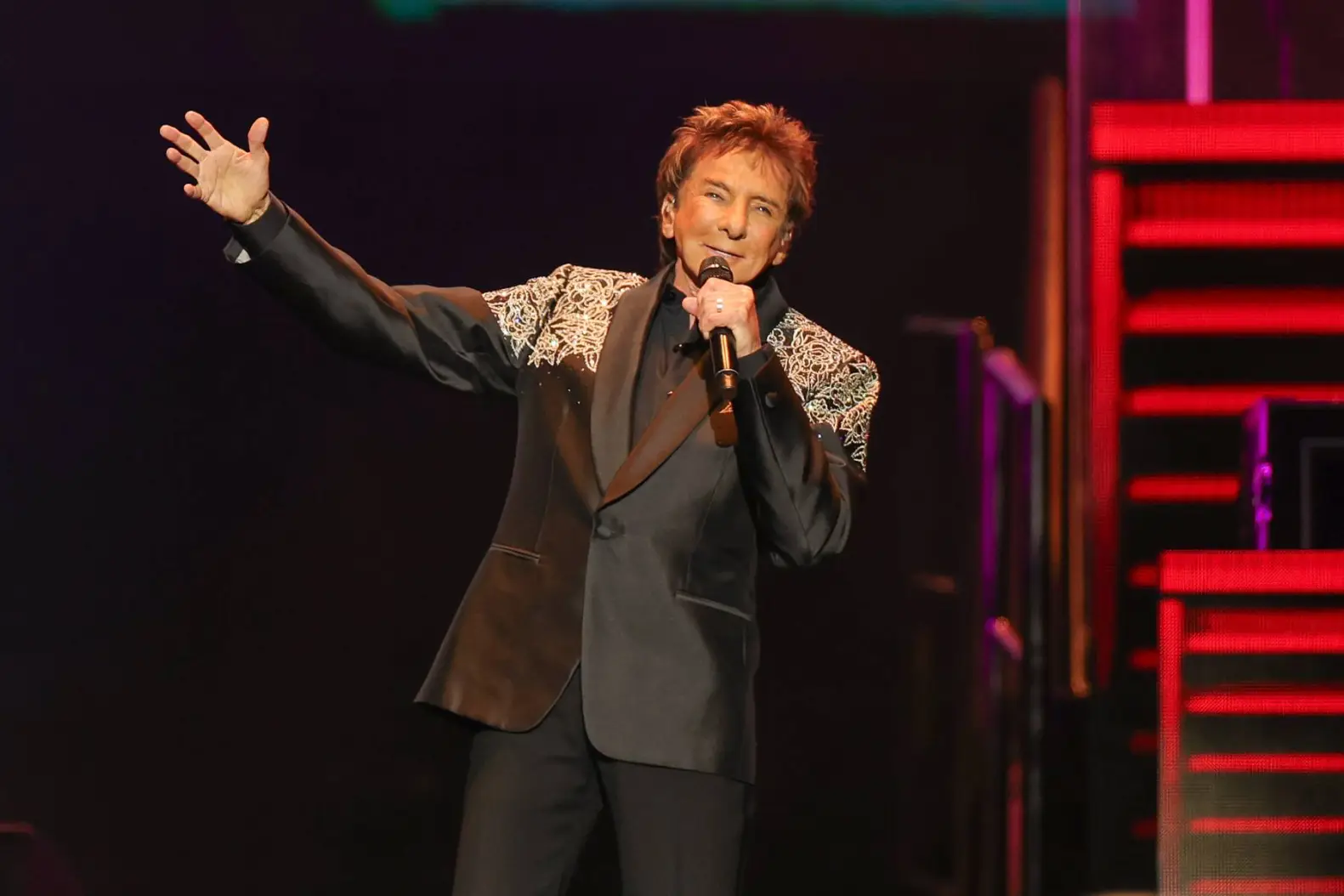 Barry Manilow postpones concert