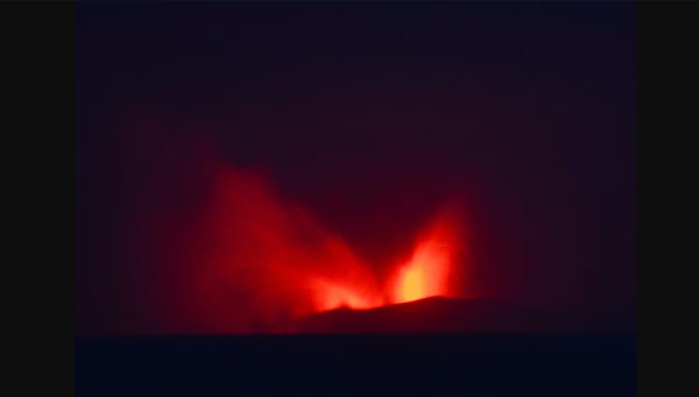 Anak Krakatau ash cloud disrupts flights as alert stays at Level III