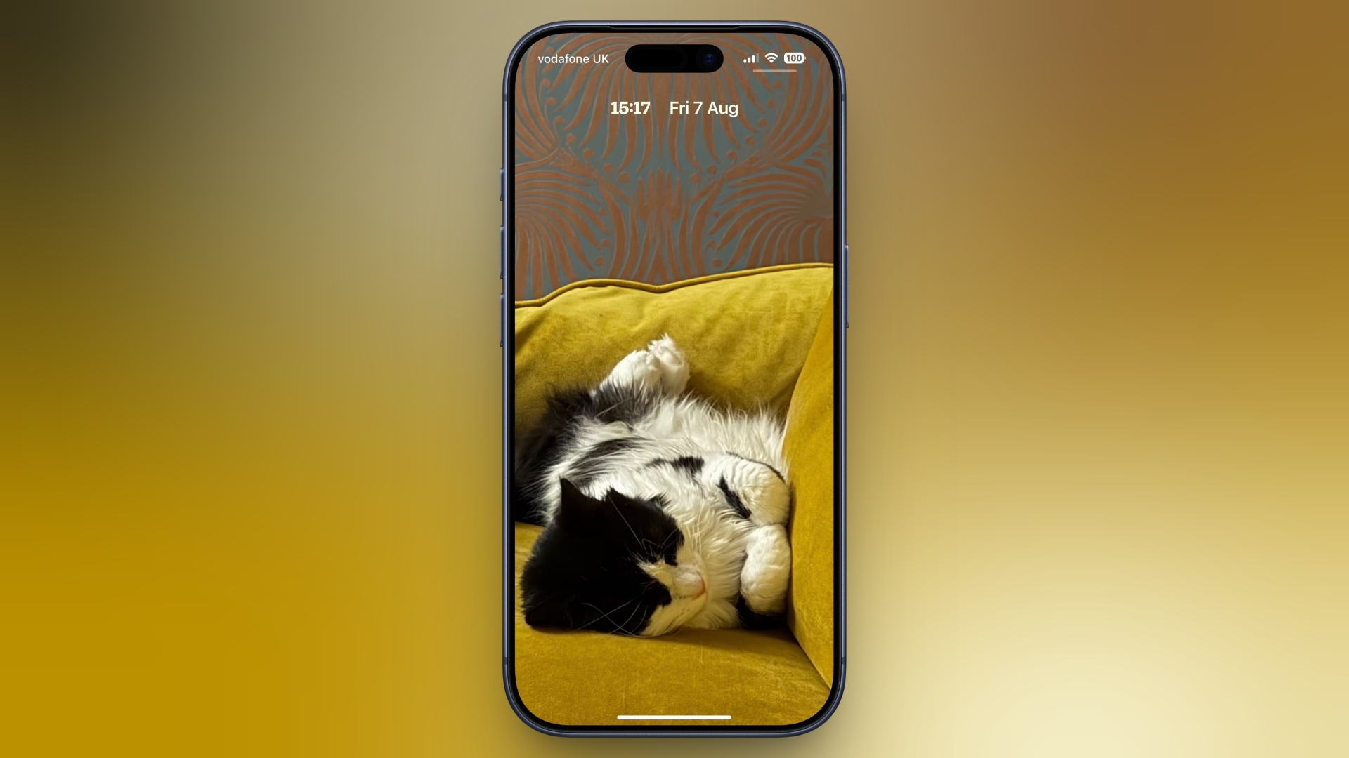 iOS 27 adds a compact Lock Screen clock for less visual clutter iOS 27 compact clock